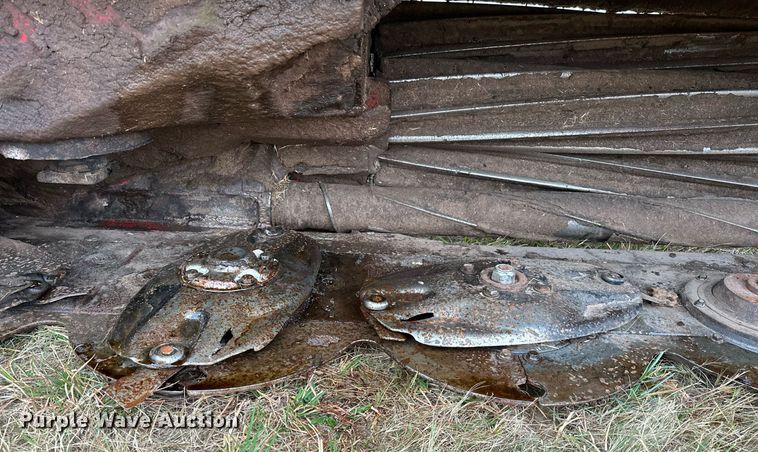 image for item NQ9485 2018 Massey Ferguson RazorBar  disc windrower head