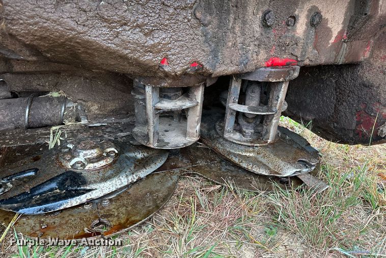 image for item NQ9485 2018 Massey Ferguson RazorBar  disc windrower head