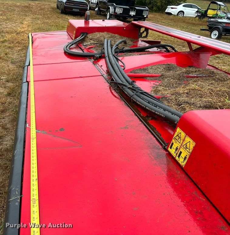 image for item NQ9485 2018 Massey Ferguson RazorBar  disc windrower head