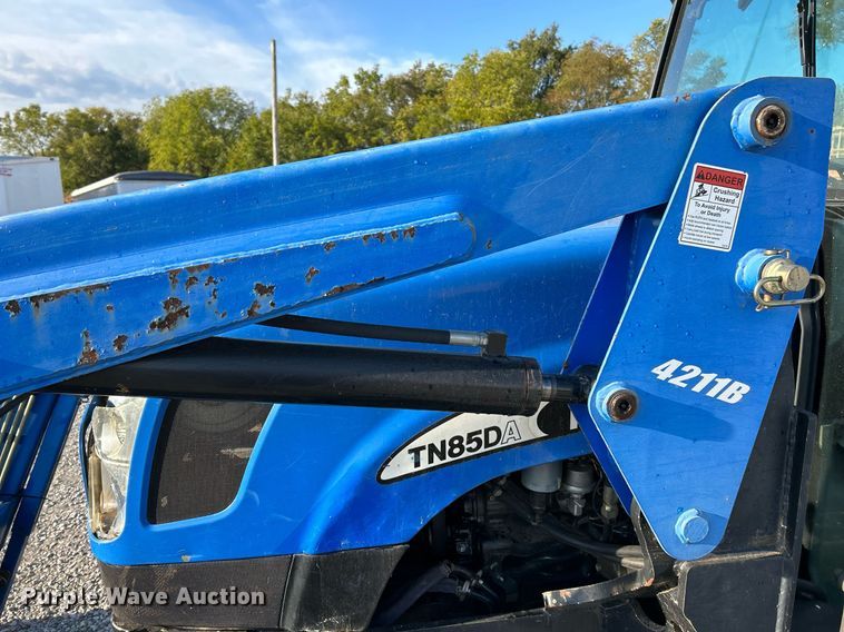 image for item NQ9933 2007 New Holland TN85DA  tractor