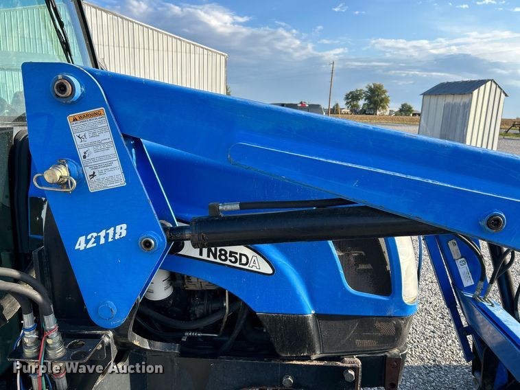 image for item NQ9933 2007 New Holland TN85DA  tractor