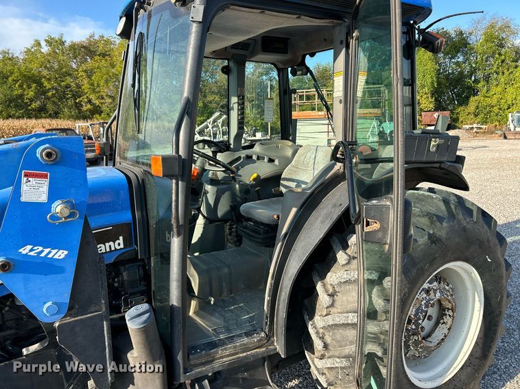image for item NQ9933 2007 New Holland TN85DA  tractor