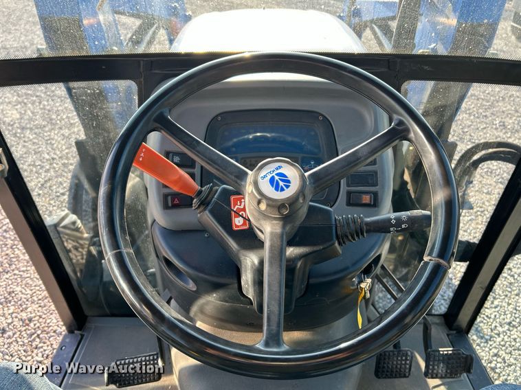 image for item NQ9933 2007 New Holland TN85DA  tractor
