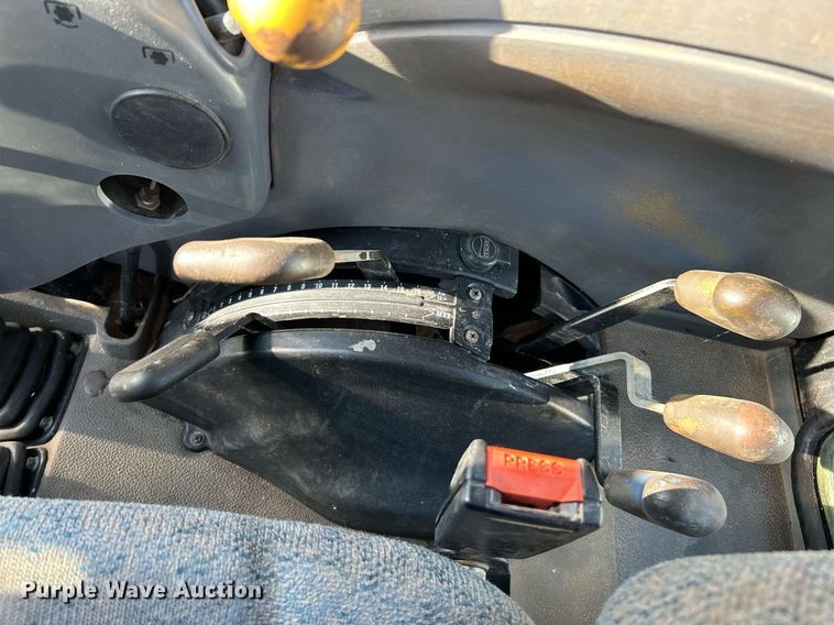 image for item NQ9933 2007 New Holland TN85DA  tractor