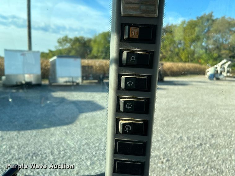 image for item NQ9933 2007 New Holland TN85DA  tractor