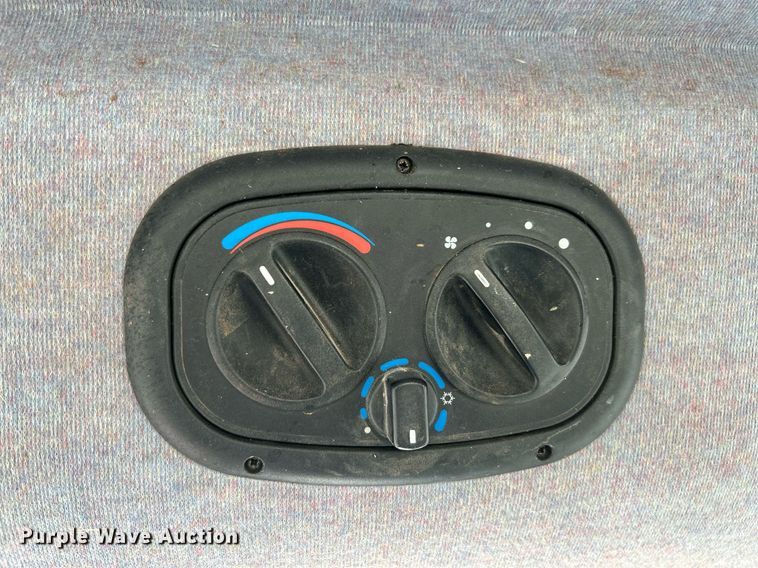 image for item NQ9933 2007 New Holland TN85DA  tractor