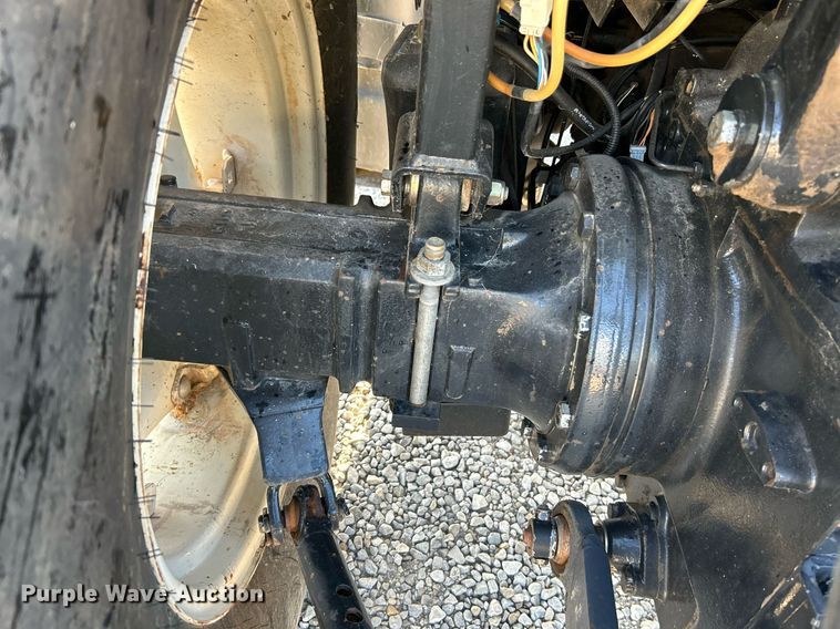 image for item NQ9933 2007 New Holland TN85DA  tractor