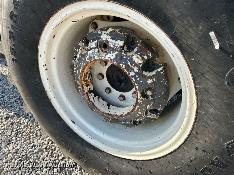 image for item NQ9933 2007 New Holland TN85DA  tractor