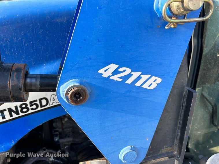 image for item NQ9933 2007 New Holland TN85DA  tractor