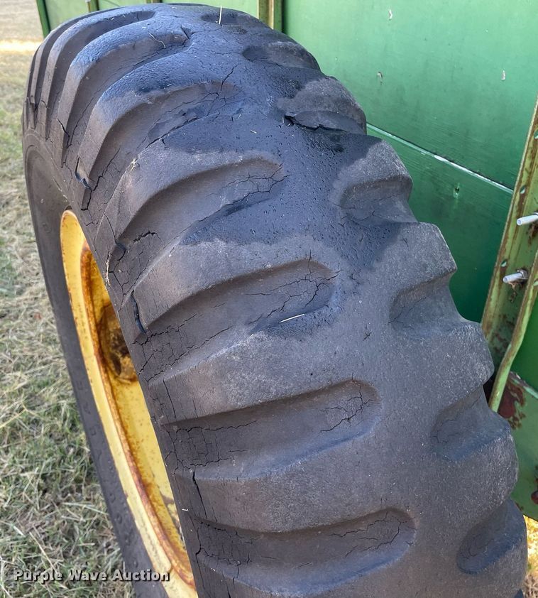 image for item NX9880 John Deere E0054  manure spreader