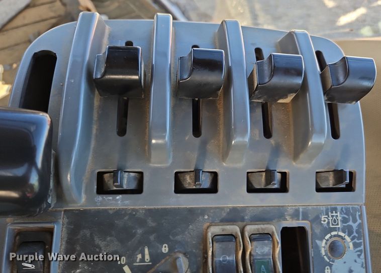 image for item NZ9045 2004 Case IH MX255  MFWD tractor