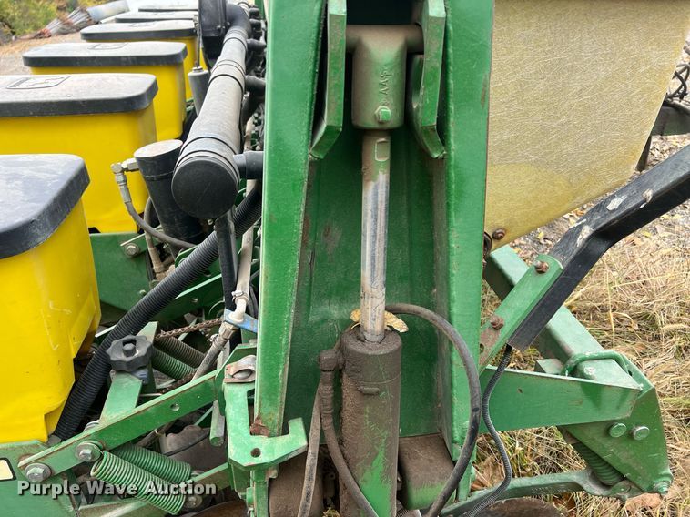 image for item OA9038 John Deere 7200  planter