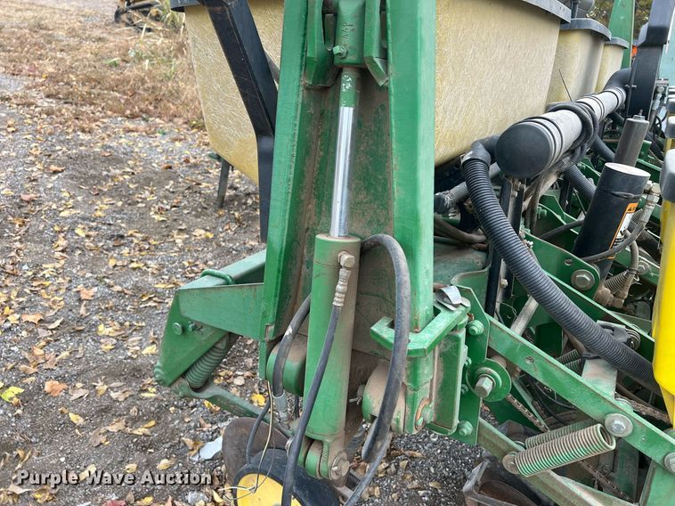 image for item OA9038 John Deere 7200  planter