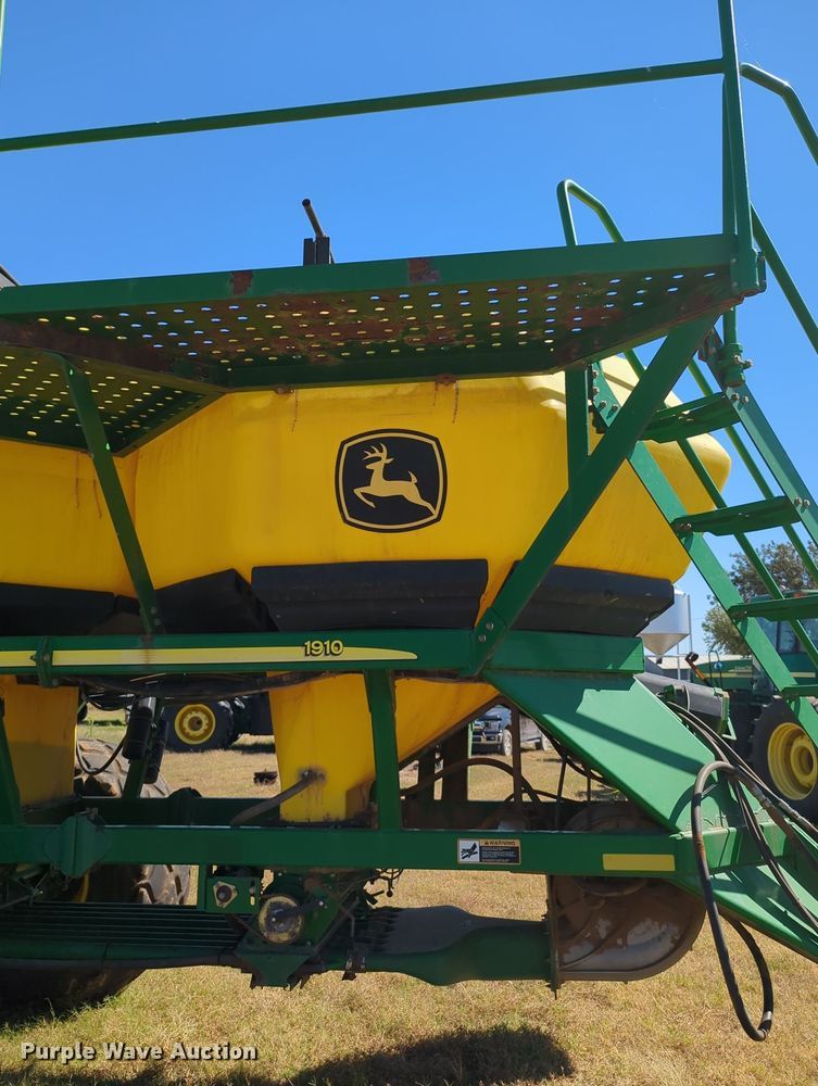 image for item OL9043 2007 John Deere 1890  air seeder