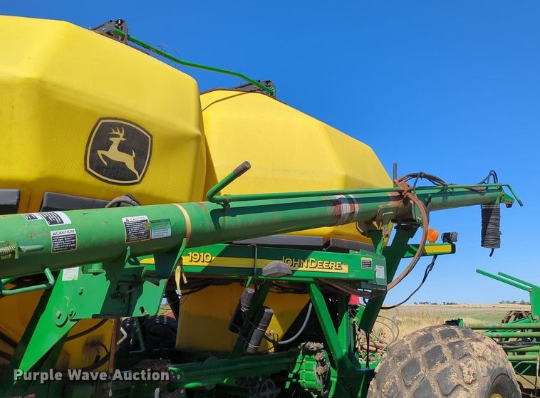 image for item OL9043 2007 John Deere 1890  air seeder