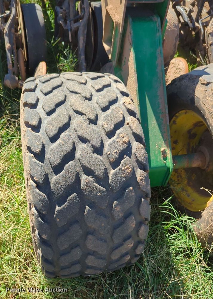 image for item OL9043 2007 John Deere 1890  air seeder