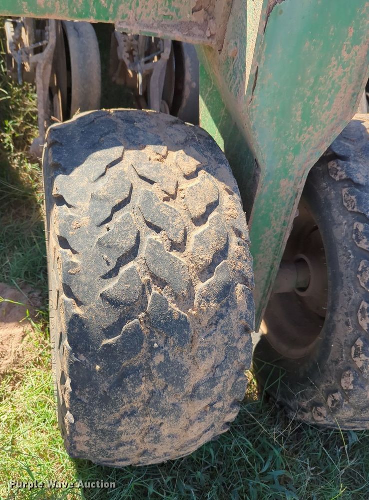 image for item OL9043 2007 John Deere 1890  air seeder