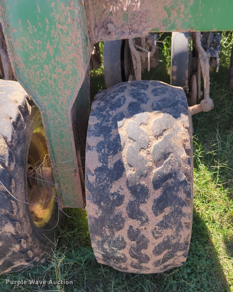 image for item OL9043 2007 John Deere 1890  air seeder