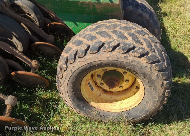 image for item OL9043 2007 John Deere 1890  air seeder