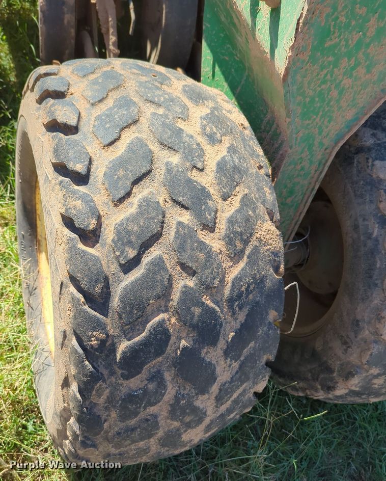 image for item OL9043 2007 John Deere 1890  air seeder