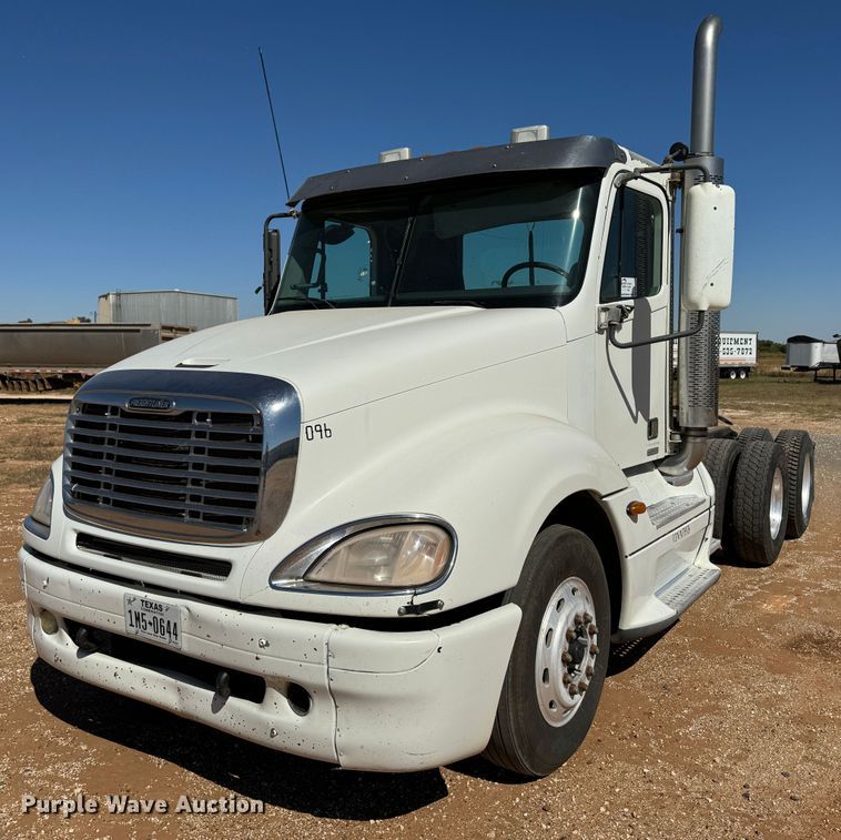 image for item DK2571 2005 Freightliner Columbia 120  semi truck