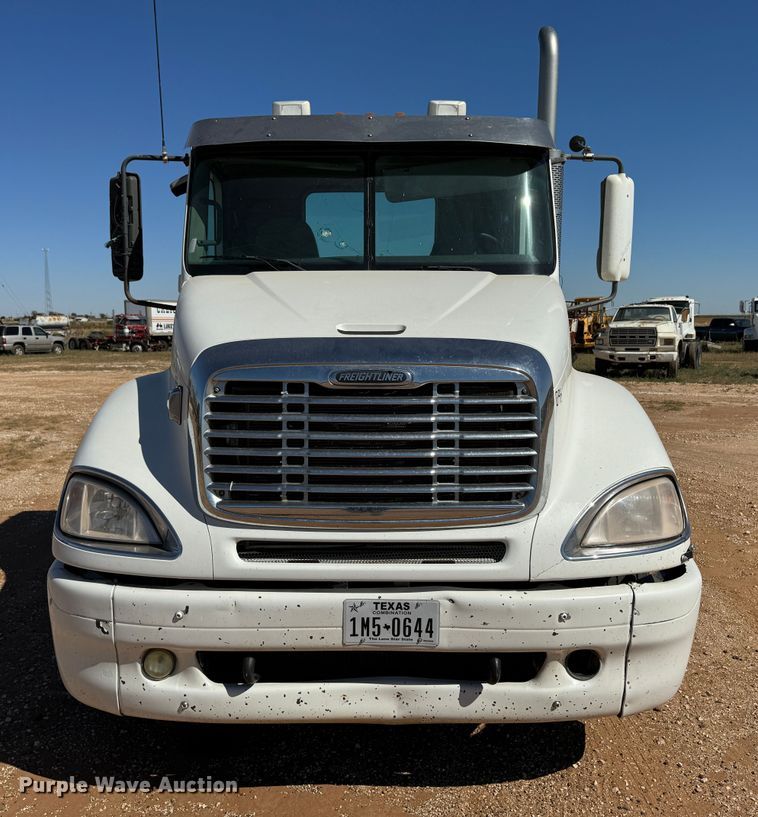 image for item DK2571 2005 Freightliner Columbia 120  semi truck