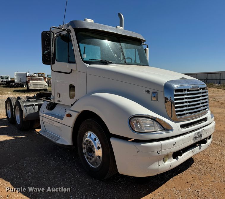 image for item DK2571 2005 Freightliner Columbia 120  semi truck