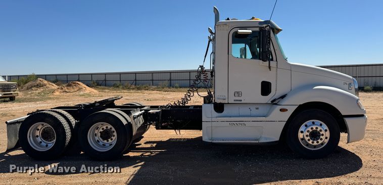 image for item DK2571 2005 Freightliner Columbia 120  semi truck