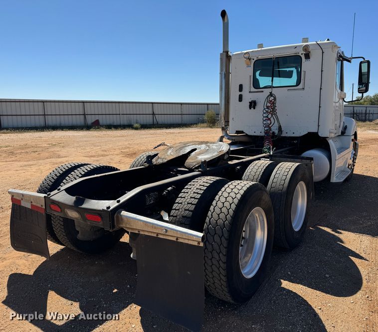 image for item DK2571 2005 Freightliner Columbia 120  semi truck