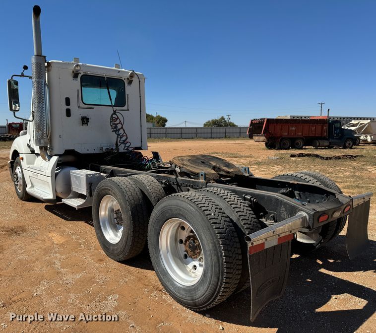 image for item DK2571 2005 Freightliner Columbia 120  semi truck