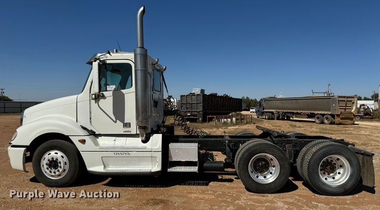 image for item DK2571 2005 Freightliner Columbia 120  semi truck