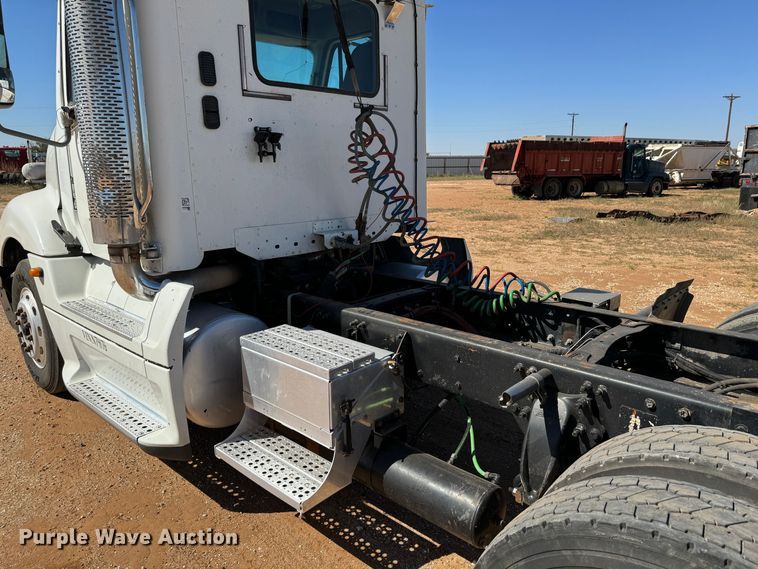 image for item DK2571 2005 Freightliner Columbia 120  semi truck