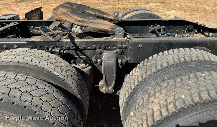 image for item DK2571 2005 Freightliner Columbia 120  semi truck