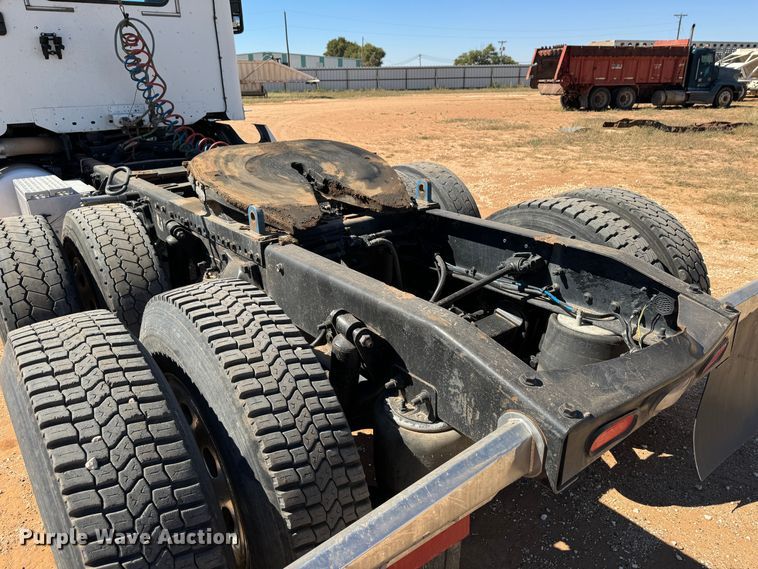 image for item DK2571 2005 Freightliner Columbia 120  semi truck