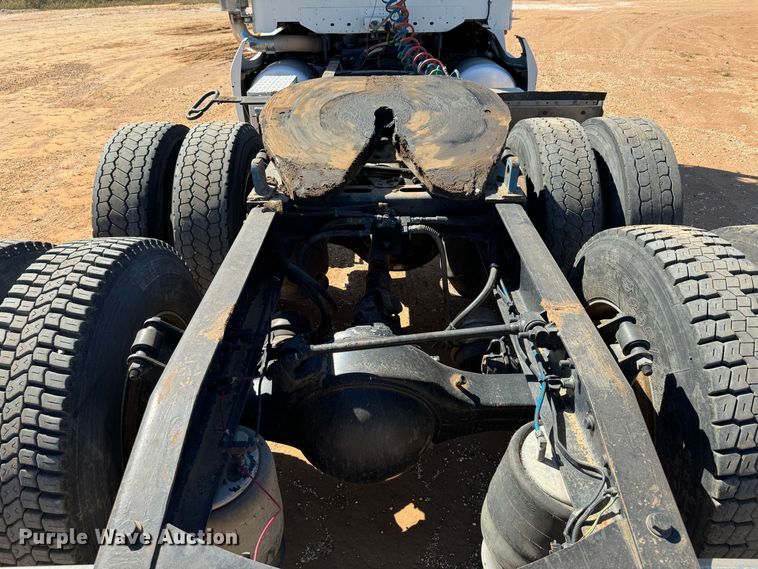 image for item DK2571 2005 Freightliner Columbia 120  semi truck