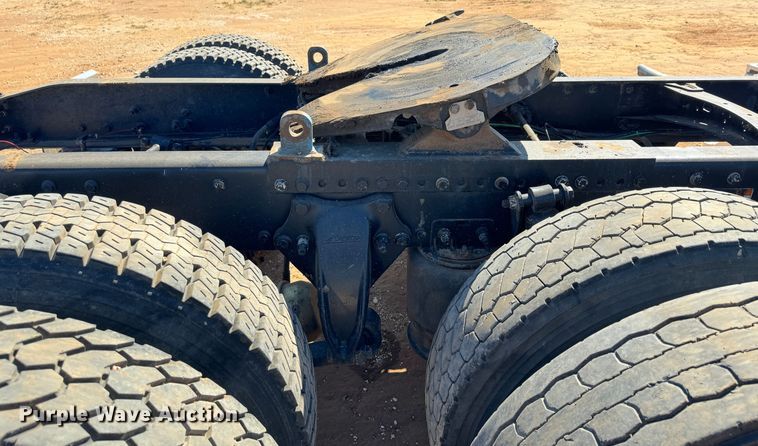 image for item DK2571 2005 Freightliner Columbia 120  semi truck