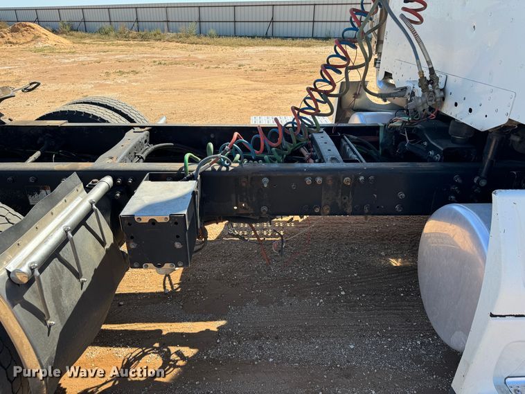 image for item DK2571 2005 Freightliner Columbia 120  semi truck