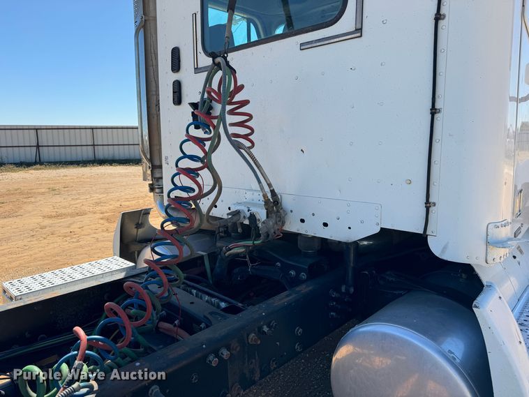 image for item DK2571 2005 Freightliner Columbia 120  semi truck