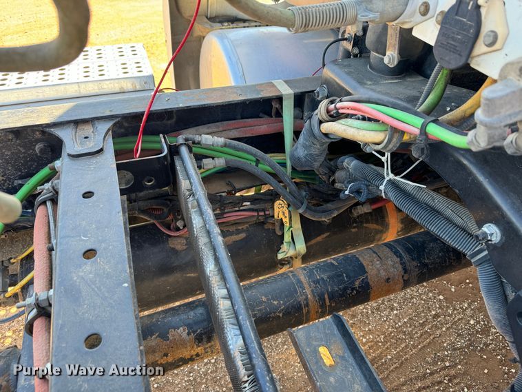 image for item DK2571 2005 Freightliner Columbia 120  semi truck