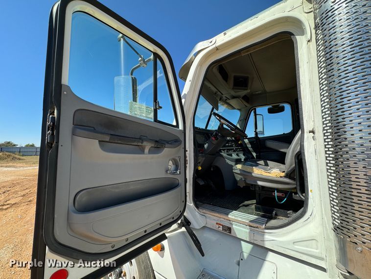 image for item DK2571 2005 Freightliner Columbia 120  semi truck