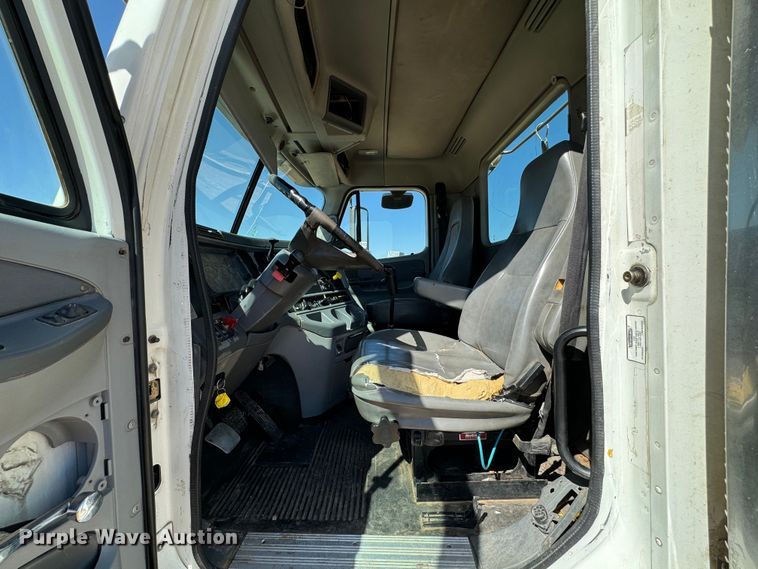 image for item DK2571 2005 Freightliner Columbia 120  semi truck