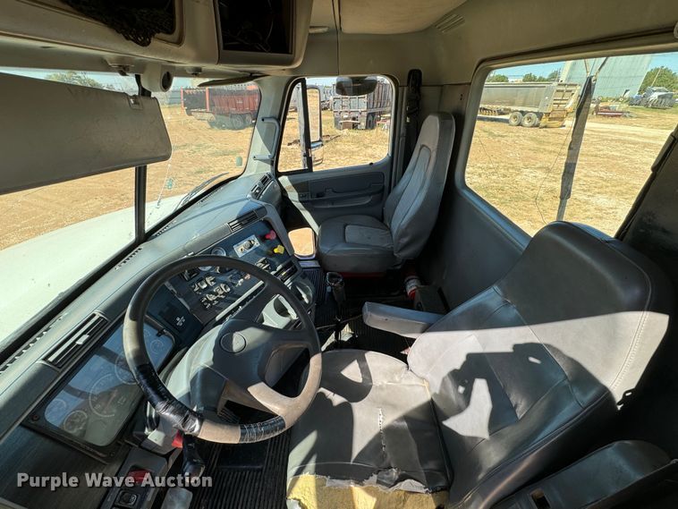 image for item DK2571 2005 Freightliner Columbia 120  semi truck