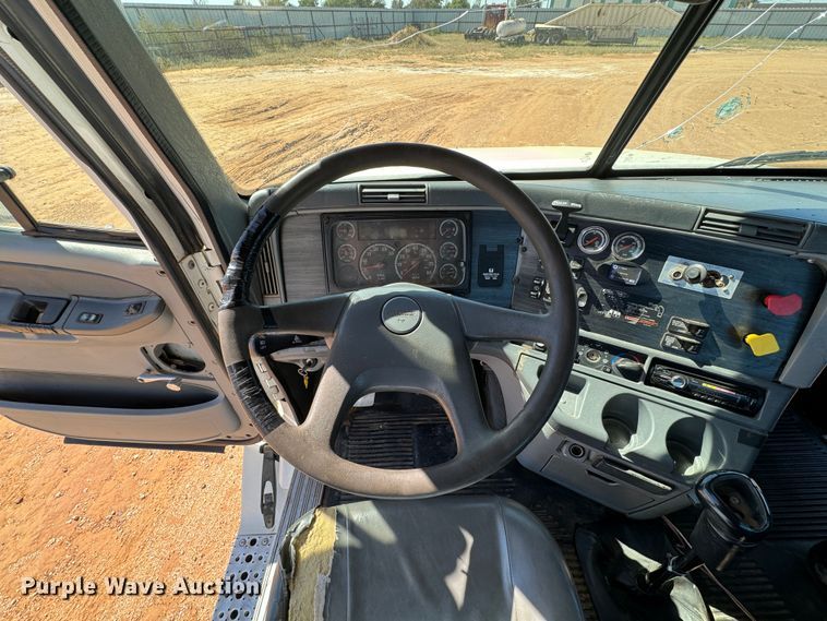 image for item DK2571 2005 Freightliner Columbia 120  semi truck