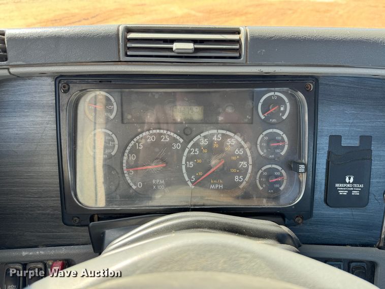 image for item DK2571 2005 Freightliner Columbia 120  semi truck