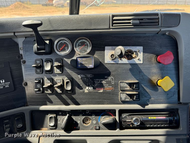 image for item DK2571 2005 Freightliner Columbia 120  semi truck