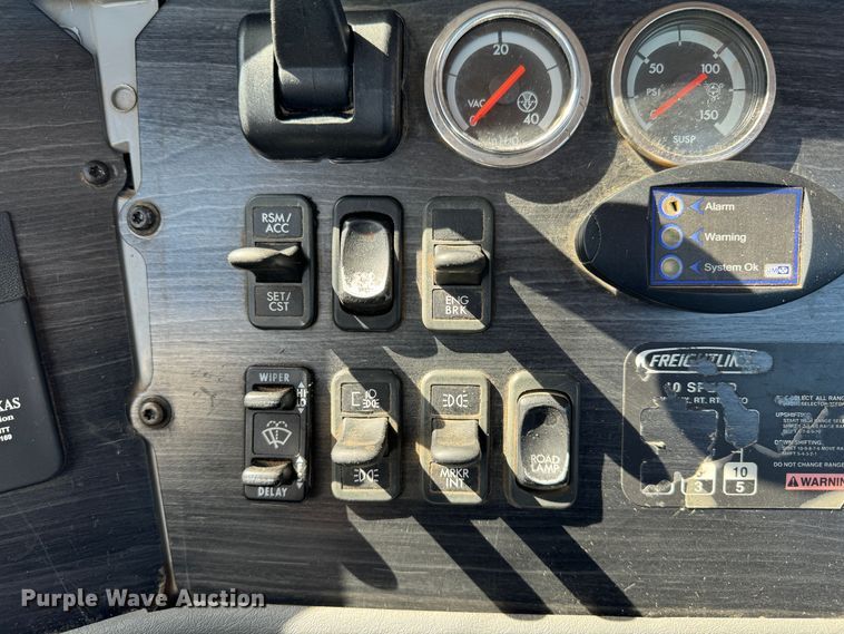 image for item DK2571 2005 Freightliner Columbia 120  semi truck