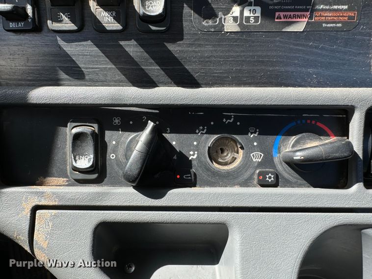 image for item DK2571 2005 Freightliner Columbia 120  semi truck