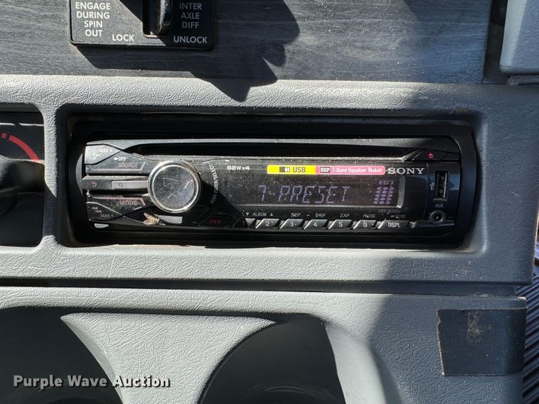 image for item DK2571 2005 Freightliner Columbia 120  semi truck