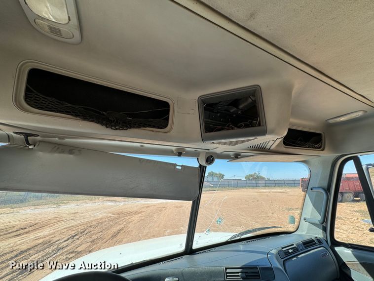 image for item DK2571 2005 Freightliner Columbia 120  semi truck