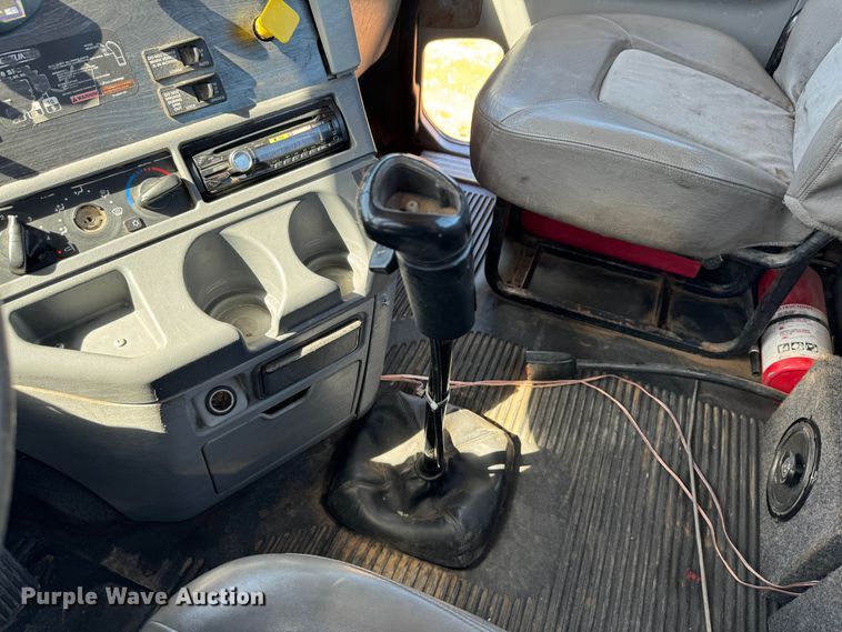 image for item DK2571 2005 Freightliner Columbia 120  semi truck